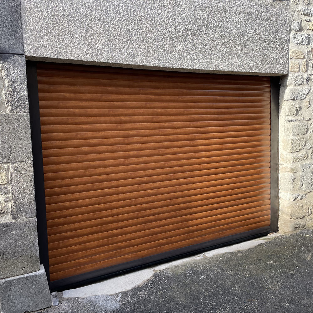 Porte de garage enroulable Dooralux doré avec un cadre marron