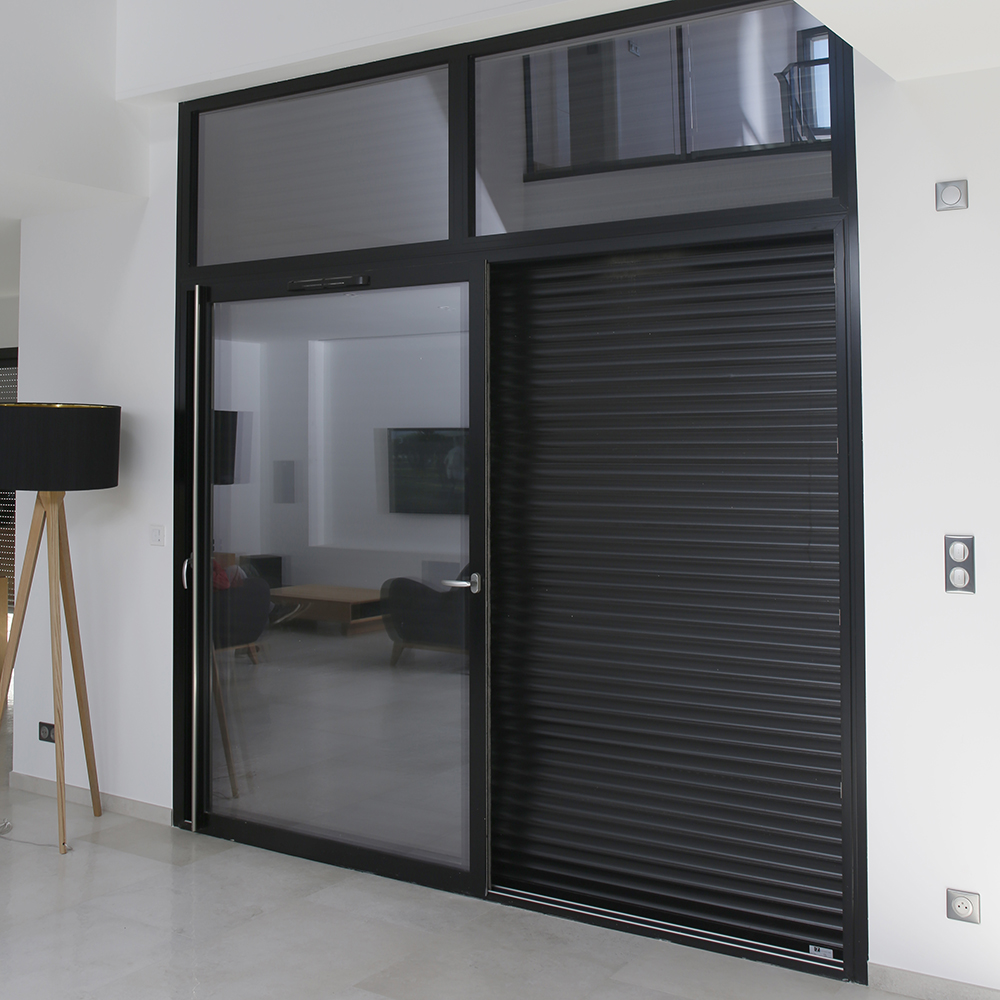 Intérieur de maison moderne noir et blanche avec installation de volet roulant tradi noir