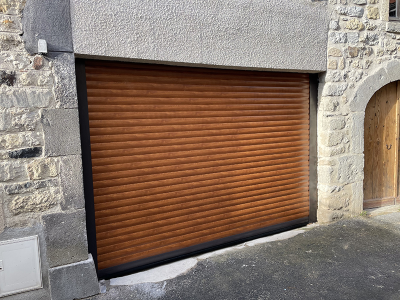 Installation d'une porte de garage à Clermont Ferrand par Auvergne Fenêtres - modèle enroulable Dooralux coloris Chêne Doré