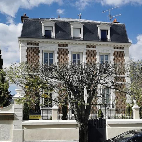 maison de maître arborée avec volets roulants solaires FLIP dans le Val-de-Marne. Cette installation est réalisée par PEC Grosfillex, poseur également dans l'Essonne près d'Orly et Orsay