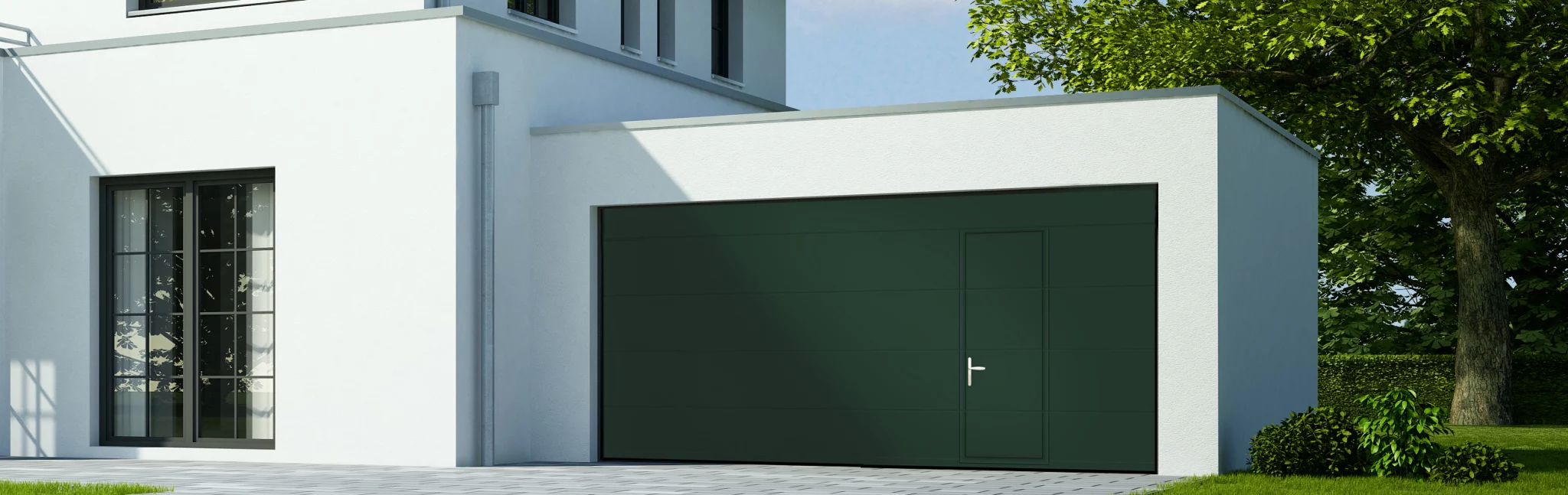 Maison moderne blanche équipée d'une porte de garage sectionnelle plafond verte et d'un portillon