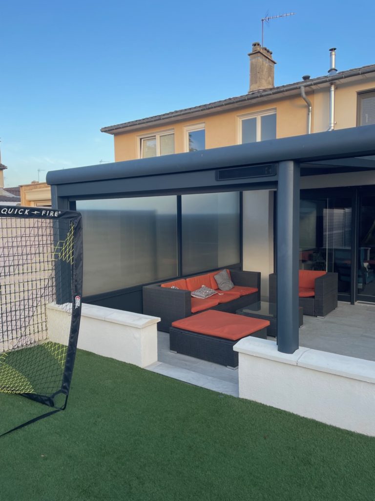 Store d'extérieur solaire sur pergola