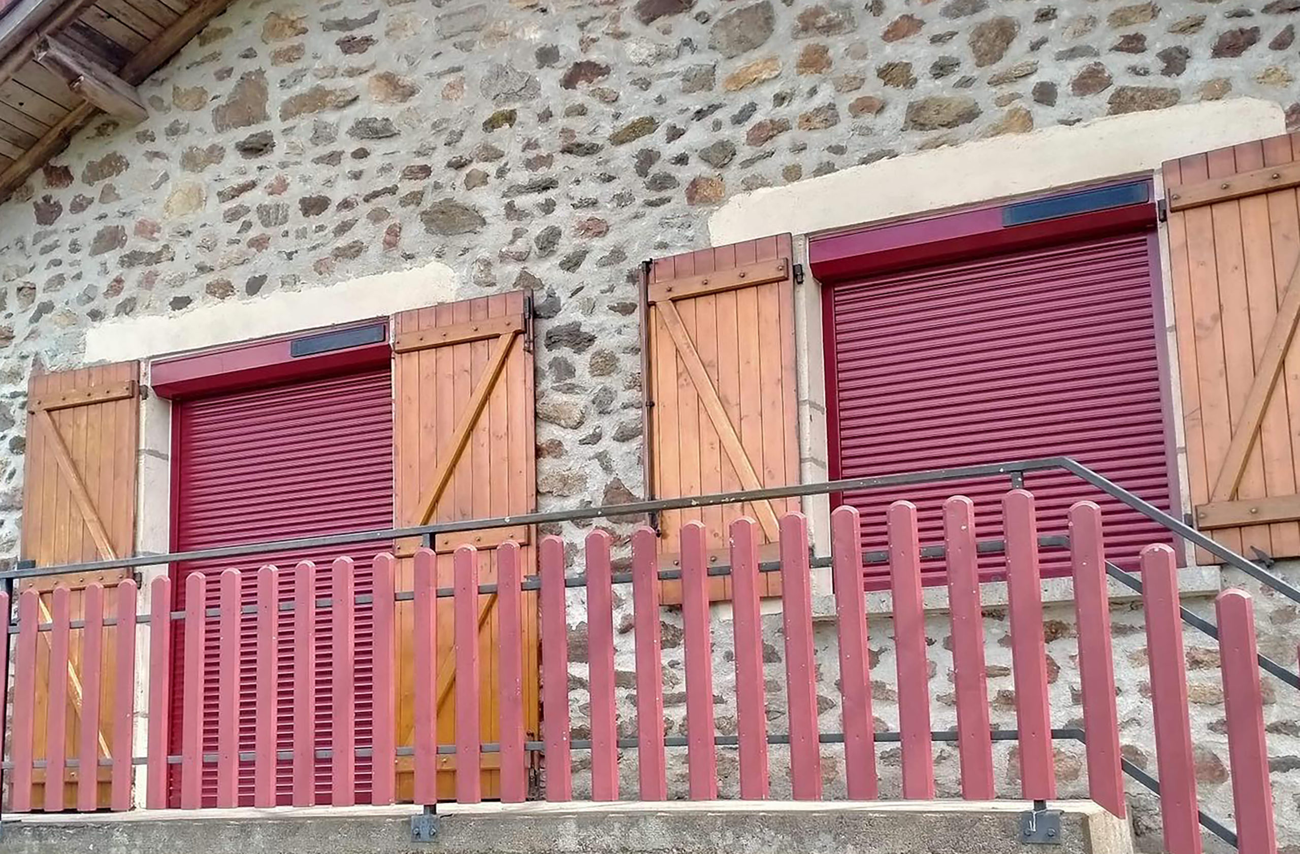 volets roulants solaires FLIP rouge installé à Ambert en Auvergne