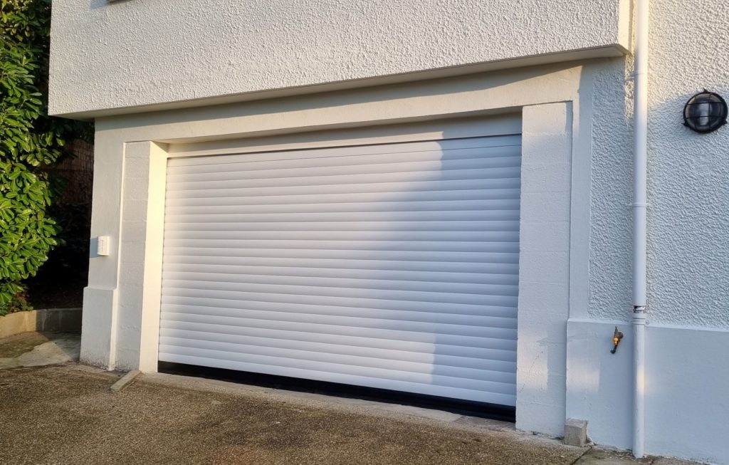 porte de garage enroulable blanche posée par Rénostyles à Courtry