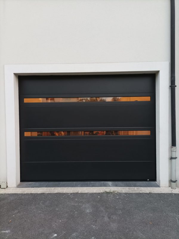 porte de garage sectionnelle visio panoramique noire installée à Livry-Gargan en Seine-Saint-Denis