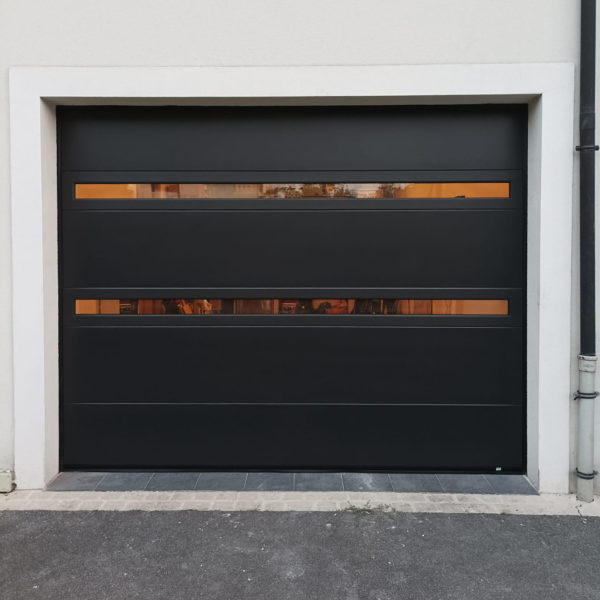 porte de garage sectionnelle noire visio panoramique installée à Saint-Germain-en-Laye dans le Val d'Oise