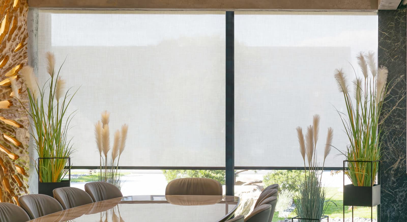 Store zip ClassicZip Flip vu depuis l'intérieur, toile tendue sur une baie de salle de réunion.