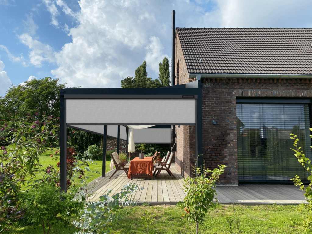 Store zip NovaZip Flip déployé sur une ouverture de jardin.