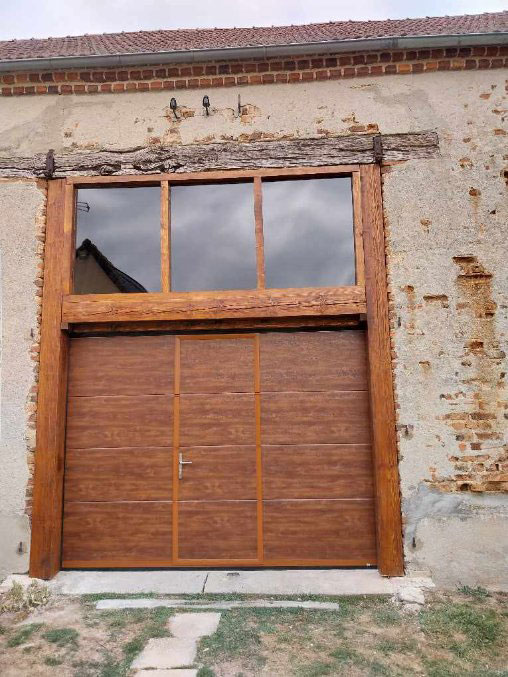 Porte de garage avec portillon à Chevagnes