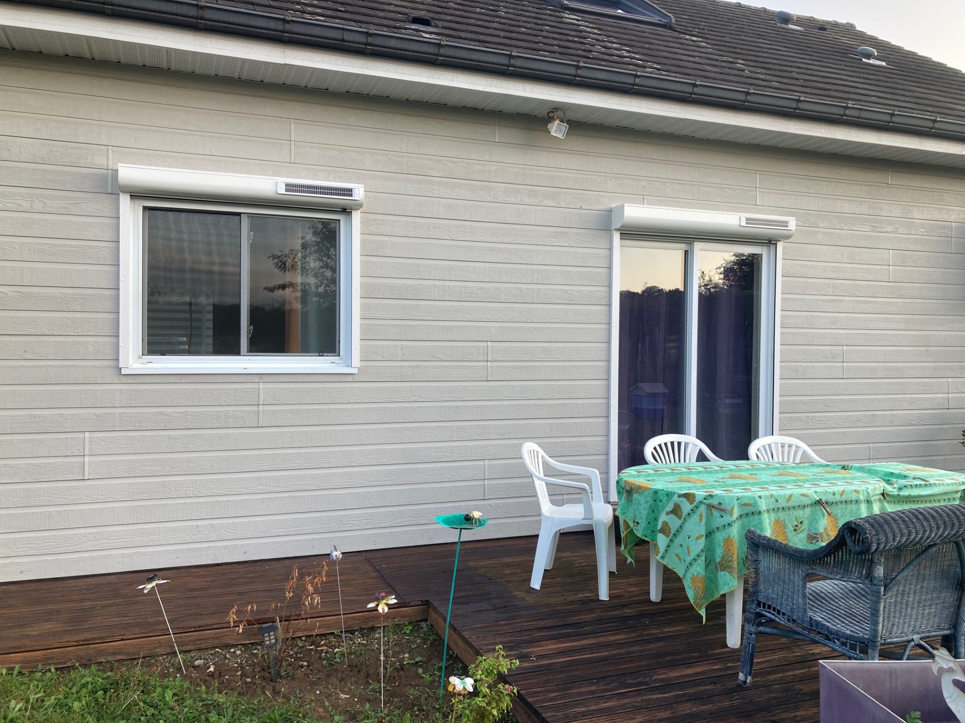 façade de maison équipée de baies vitrées et de volets roulants à Valentigney dans le Doubs