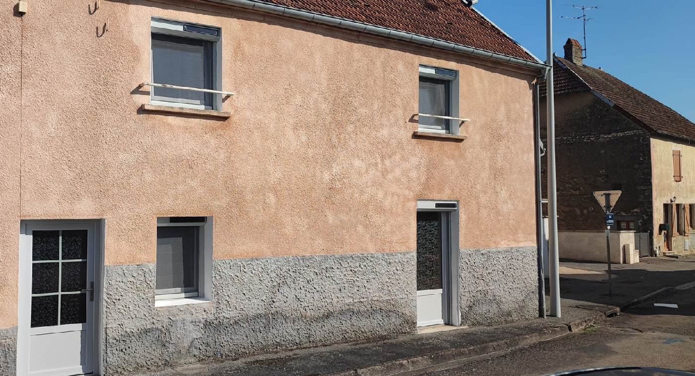 façade de maison Bourguignonne dans une rue passante à Arc-les-Gray